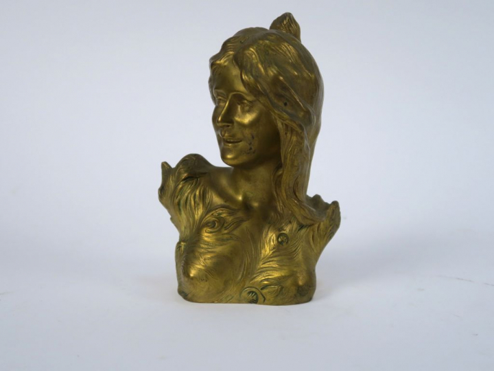 L. SAVINE "Jeune femme en buste" Sujet en bronze doré.  Signé.  H. 16 