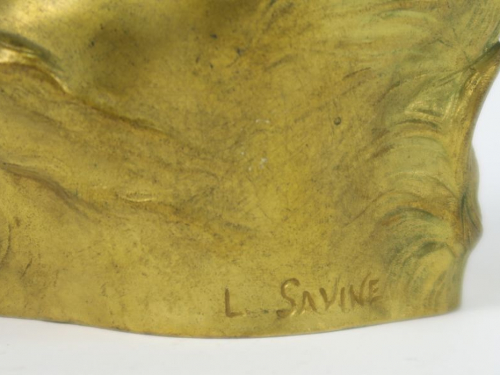 L. SAVINE "Jeune femme en buste" Sujet en bronze doré.  Signé.  H. 16 