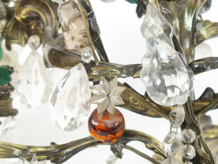 Applique de style rocaille en bronze et pampilles polychromes en forme