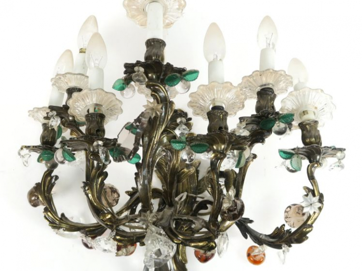 Applique de style rocaille en bronze et pampilles polychromes en forme