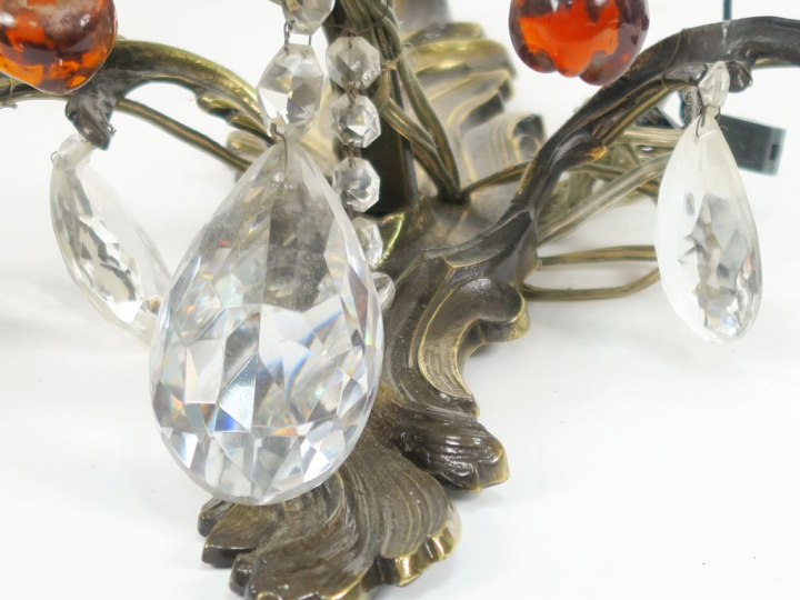 Applique de style rocaille en bronze et pampilles polychromes en forme