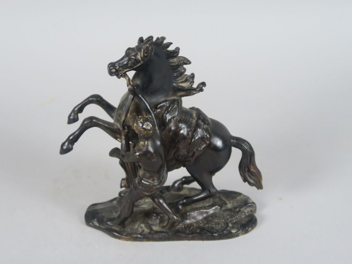 "Cheval de Marly" Groupe en bronze à patine brune. H. 19 cm
