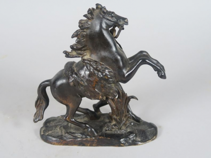 "Cheval de Marly" Groupe en bronze à patine brune. H. 19 cm