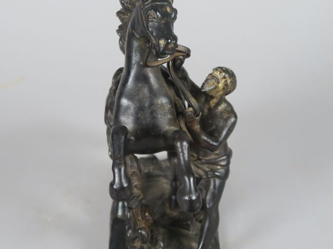 "Cheval de Marly" Groupe en bronze à patine brune. H. 19 cm