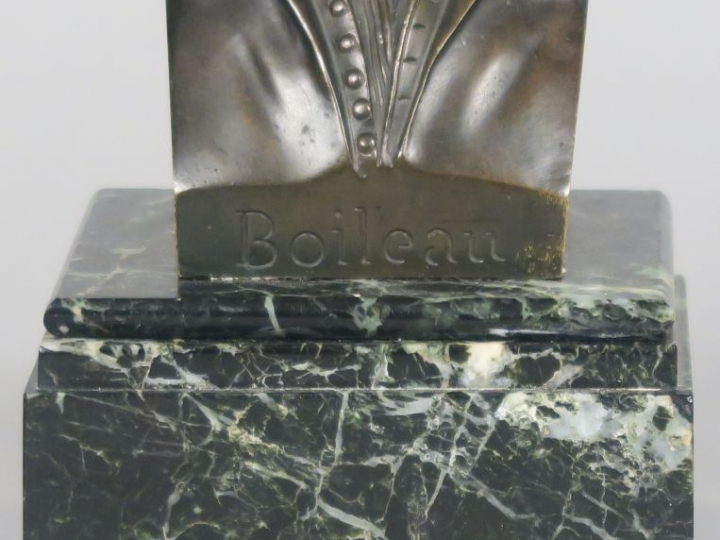 CHARDIGNY "Portrait de Boileau" Sujet en bronze à patine brune.  Signé