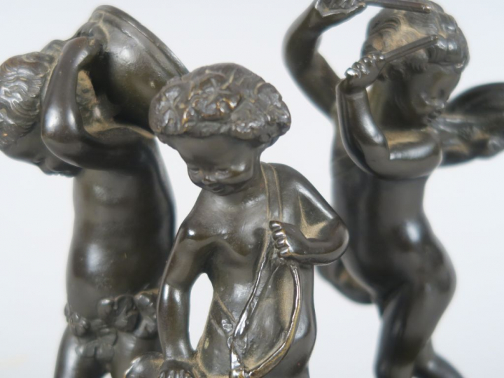 CLODION (d'après) "Amours musiciens" Groupe en bronze à patine brune. 