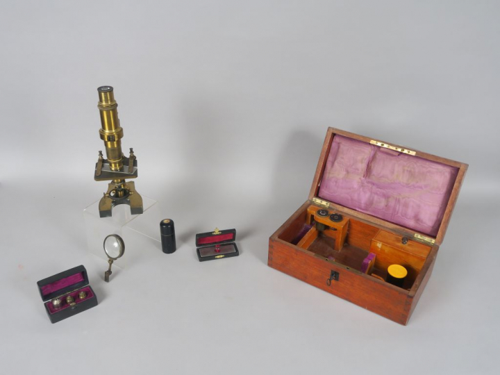 NACHET à Paris. Microscope en laiton et ses accessoires.  Dans sa boit