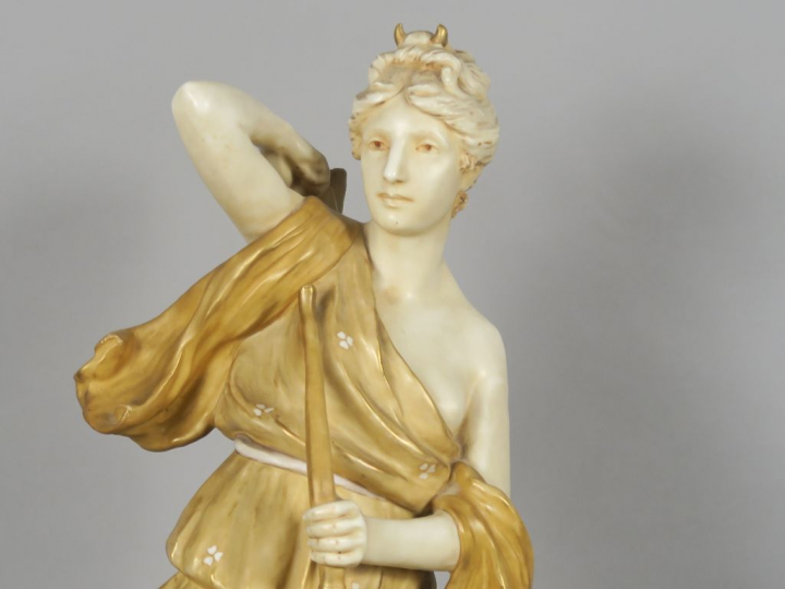 ROYAL DUX.  Sculpture en porcelaine blanc crème et dorée "Diane chasse