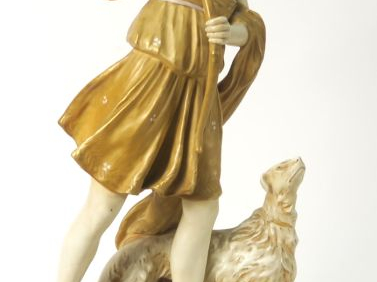 ROYAL DUX.  Sculpture en porcelaine blanc crème et dorée "Diane chasse