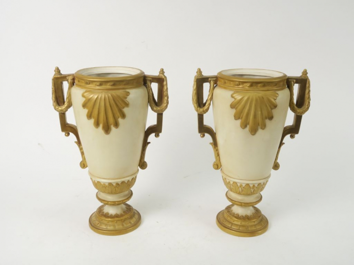 ROYAL DUX.  Paire de vases à anses de style Louis XVI en procelaine bl