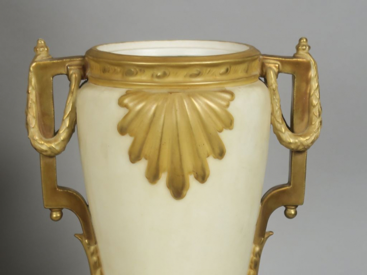 ROYAL DUX.  Paire de vases à anses de style Louis XVI en procelaine bl