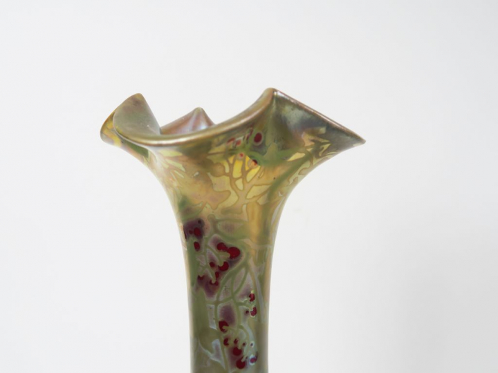 Clément MASSIER.  Vase en céramique, à décor irisé de lierre. Signé.  
