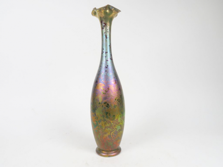 Clément MASSIER.  Vase en céramique, à décor irisé de lierre. Signé.  