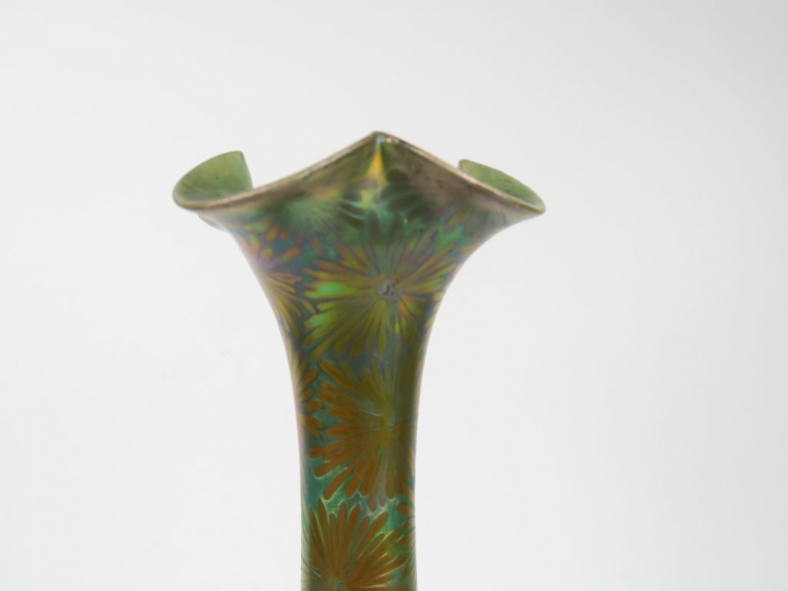 Clément MASSIER.  Vase en céramique, à décor irisé de fleurs.  Signé. 