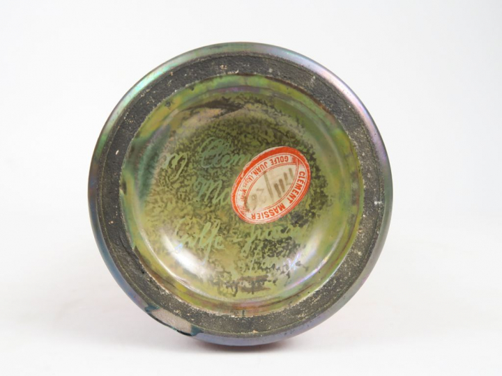 Clément MASSIER.  Vase en céramique, à décor irisé de fleurs.  Signé. 