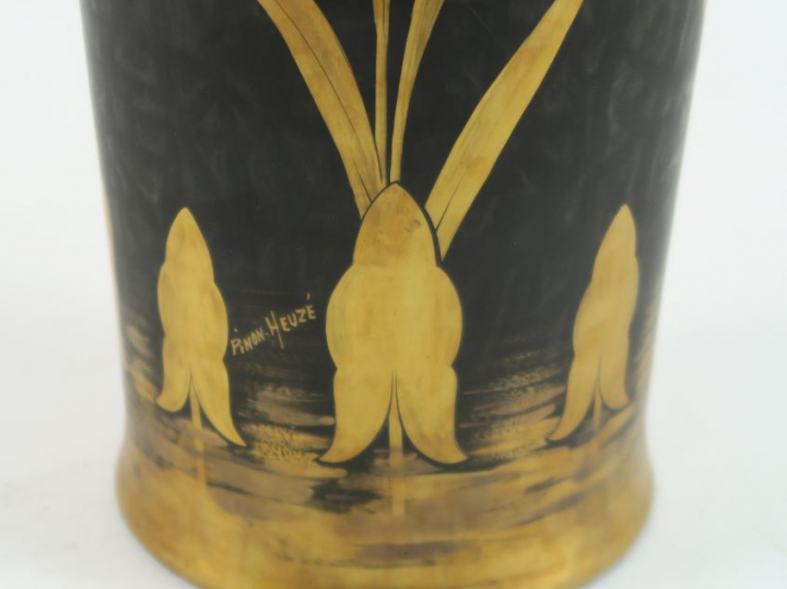 PINON HEUZÉ à Limoges.  Grand vase en céramique laqué noir, à décor do