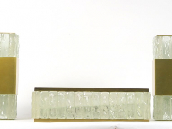 Jean PERZEL.  Paire d'appliques et plafonnier en verre et métal brossé