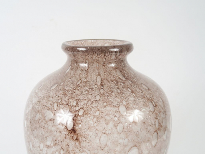 DAUM Nancy.  Vase ovoïde en verre bullé mauve.  Signé.  H. 38 cm