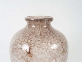 Vente aux enchères DAUM Nancy.  Vase ovoïde en verre bullé mauve.  Signé.  H. 38 cm