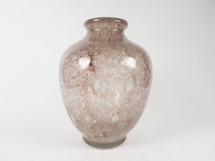 DAUM Nancy.  Vase ovoïde en verre bullé mauve.  Signé.  H. 38 cm