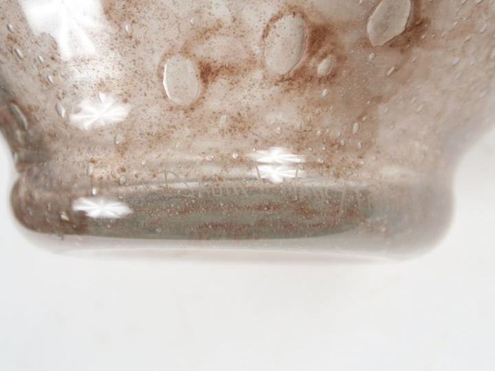 DAUM Nancy.  Vase ovoïde en verre bullé mauve.  Signé.  H. 38 cm