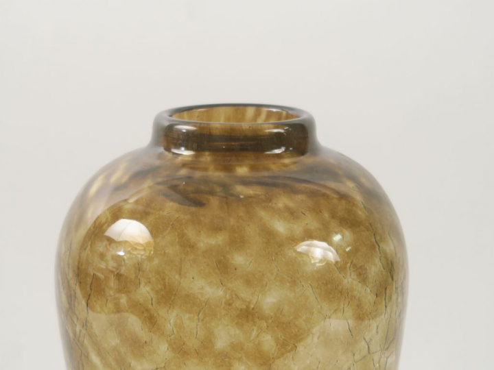 SCHNEIDER.  Vase ovoïde en verre fumé craquelé. Signé.  H. 30 cm