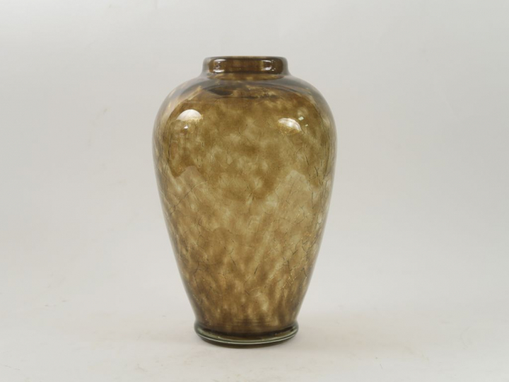 SCHNEIDER.  Vase ovoïde en verre fumé craquelé. Signé.  H. 30 cm