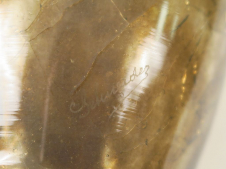 SCHNEIDER.  Vase ovoïde en verre fumé craquelé. Signé.  H. 30 cm