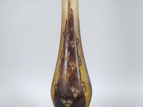LE VERRE FRANÇAIS.  Grand vase "Lauriers" en verre à décor dégagé à l'
