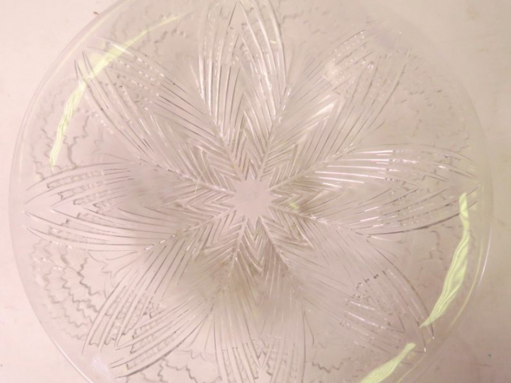 LALIQUE France.  Coupe "Œillets" en verre. Signée.  Diam. 35 cm  (tout