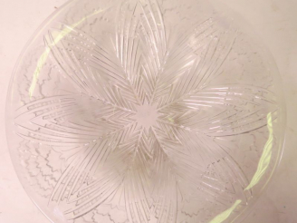 Vente aux enchères LALIQUE France.  Coupe "Œillets" en verre. Signée.  Diam. 35 cm  (tout