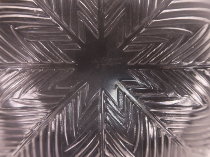 LALIQUE France.  Coupe "Œillets" en verre. Signée.  Diam. 35 cm  (tout