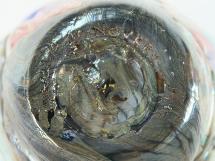 Jean-Claude NOVARO.  Vase en verre soufflé, à décor intercalaire et ap