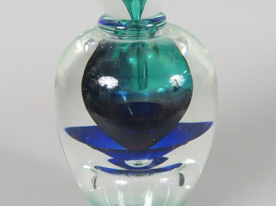 Jean-Claude NOVARO.  Flacon et son bouchon en verre soufflé, inclusion