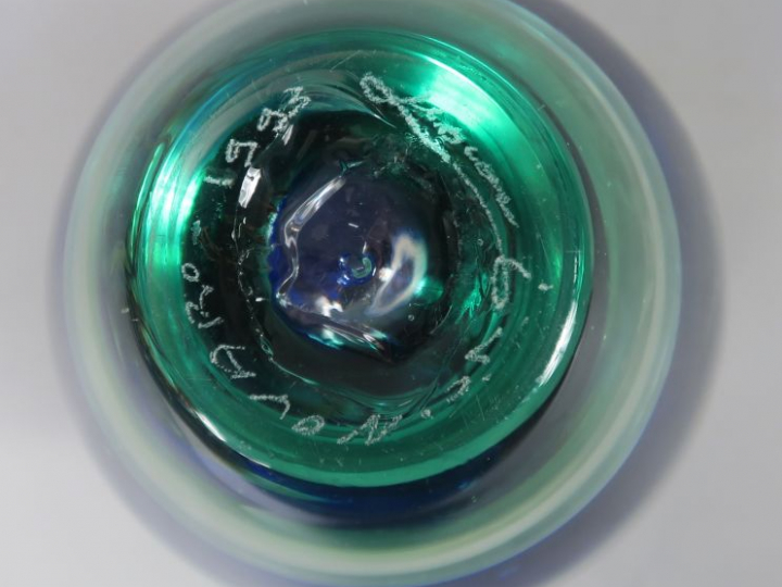 Jean-Claude NOVARO.  Flacon et son bouchon en verre soufflé, inclusion