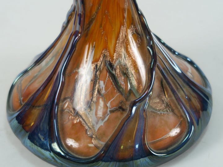 Michèle LUZORO.  Vase "oignon abricot" en verre soufflé, à décor appli