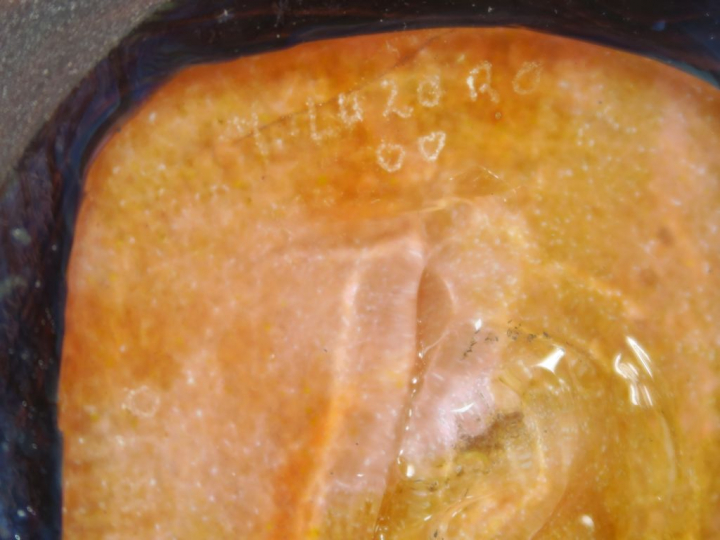 Michèle LUZORO.  Vase "oignon abricot" en verre soufflé, à décor appli