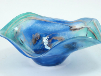 Vente aux enchères Michèle LUZORO.  Coupe "volantée lagon" en verre soufflé. Signée sous 
