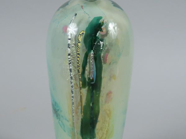 F.M AGOSTINO.  Flacon ovoïde et son bouchon en verre, à décor nuageux 