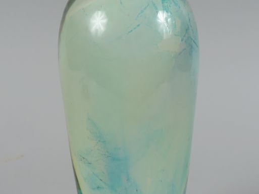 F.M AGOSTINO.  Flacon ovoïde et son bouchon en verre, à décor nuageux 