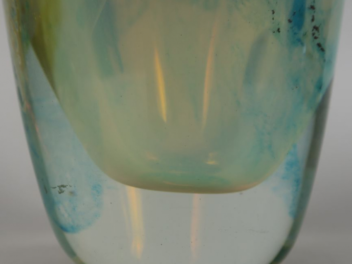 F.M AGOSTINO.  Flacon ovoïde et son bouchon en verre, à décor nuageux 