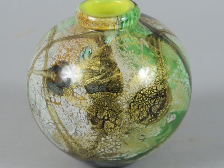 Raymond BRANLÉ.  Vase ovoïde en verre, à décor de motif floral stylisé