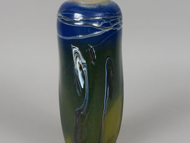 Patrick LEPAGE.  Vase en verre soufflé, à décor abstrait et en relief 