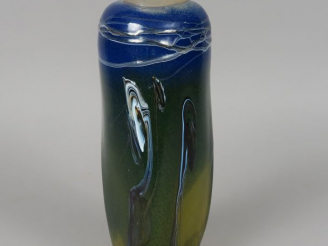 Vente aux enchères Patrick LEPAGE.  Vase en verre soufflé, à décor abstrait et en relief 