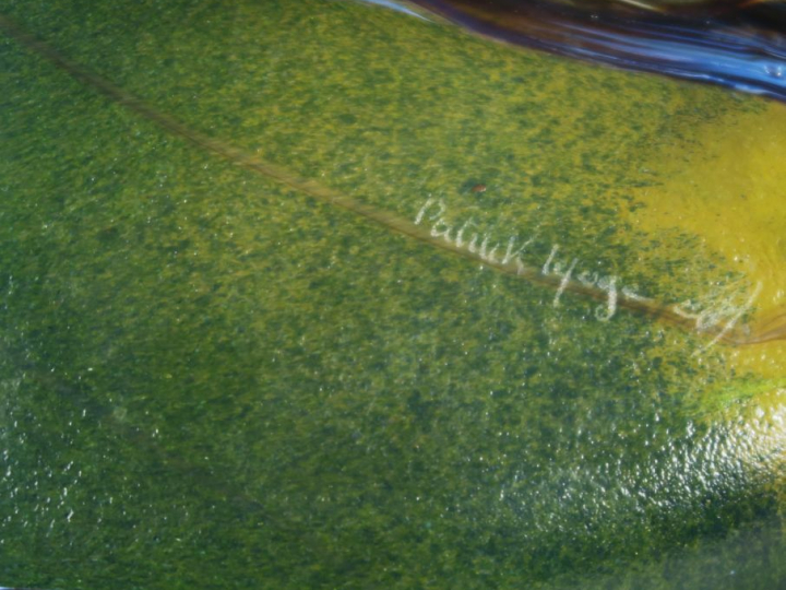 Patrick LEPAGE.  Vase en verre soufflé, à décor abstrait et en relief 