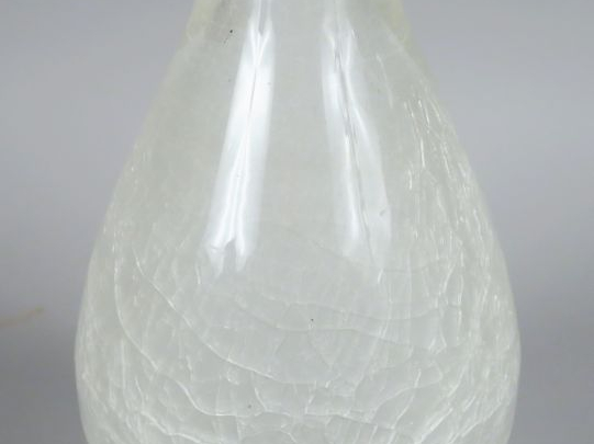 Vase ovoïde en verre soufflé, à décor craquelé en camaïeu blanc.  H. 2