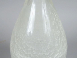 Vente aux enchères Vase ovoïde en verre soufflé, à décor craquelé en camaïeu blanc.  H. 2