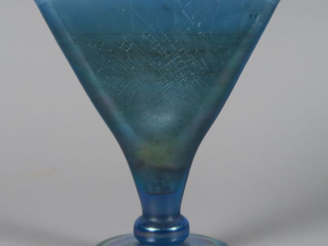 Vente aux enchères Vase éventail en verre irisé. Porte un cachet. H. 21,5 cm
