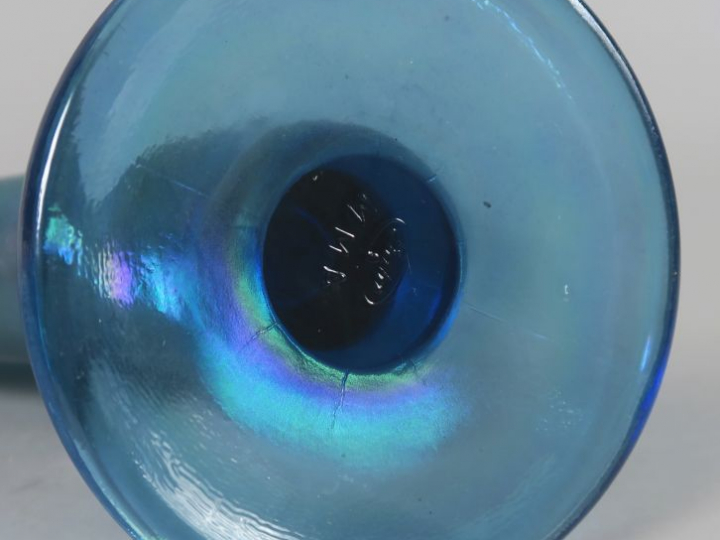 Vase éventail en verre irisé. Porte un cachet. H. 21,5 cm