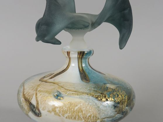 Jean-Michel OPERTO.  Flacon en verre, inclusions d'oxydes métalliques.